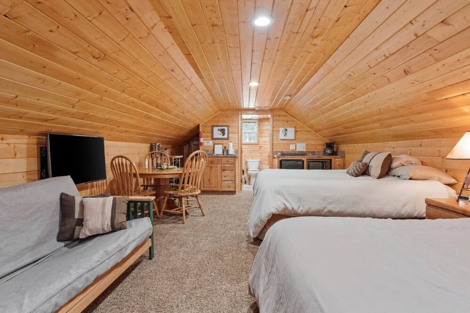 Studio - 2 Queen Beds + Futon