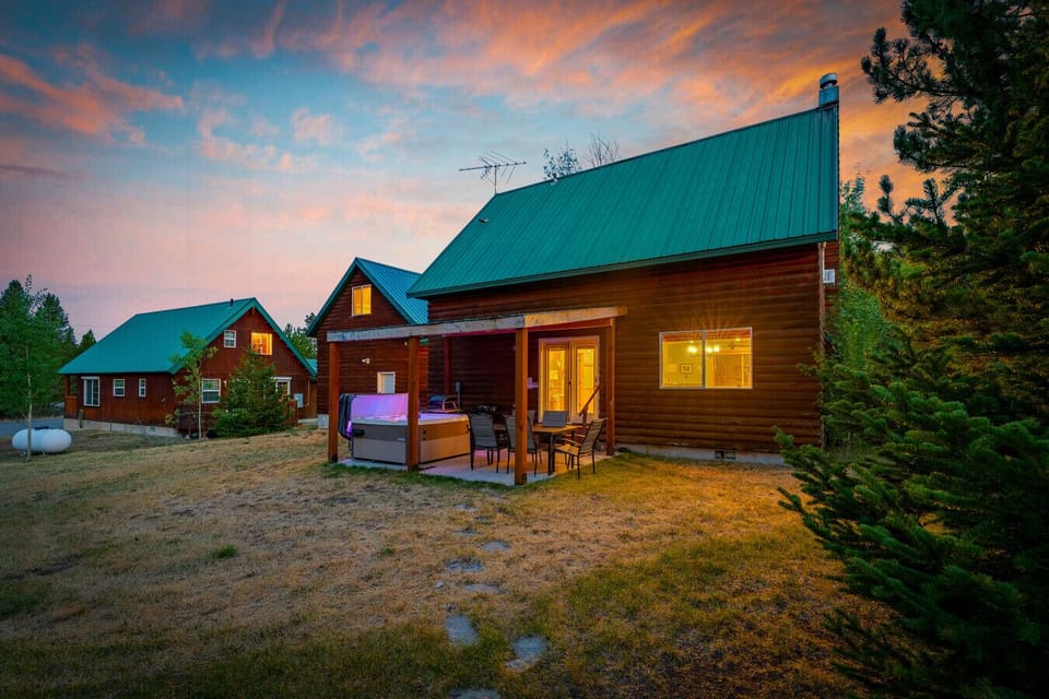 Exterior - Backyard - Hot Tub