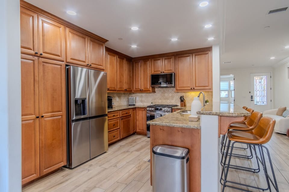 Full kitchen