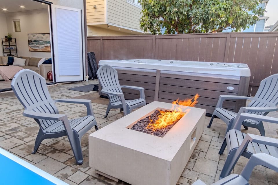 Large jacuzzi & fire pit
