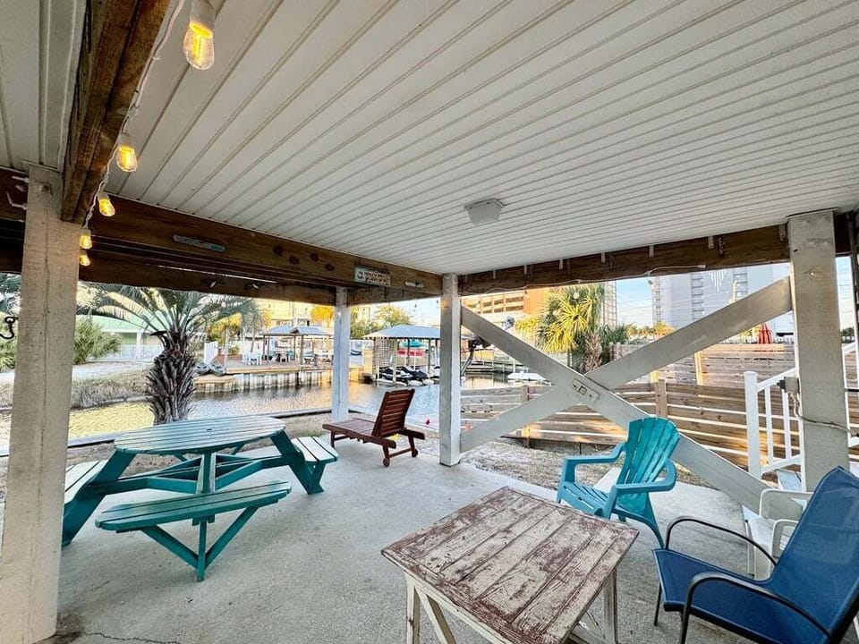 Summer Breeze B1 Gulf Shores, Alabama. 3 Bedrooms. 2.5 Bathrooms. Sleeps 10.