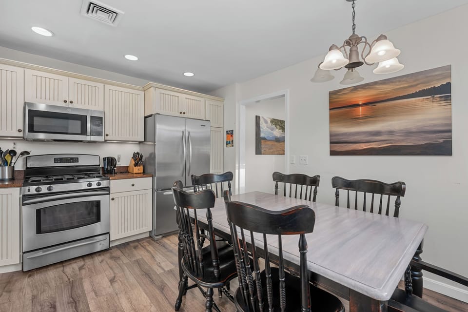 Well equipped Eat in kitchen with gas stove, dishwasher and microwave