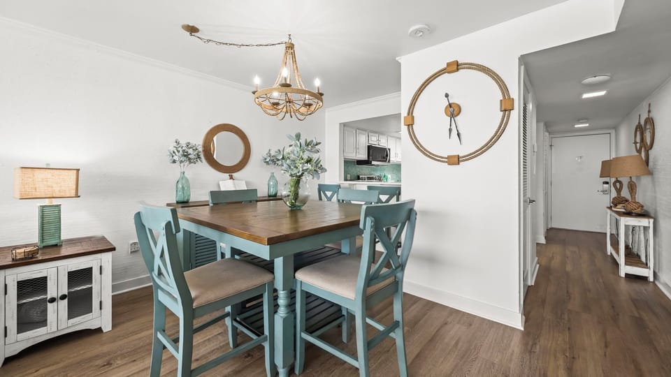 Edgewater West 72 - Enjoy meals at the table for four, with extra seating for two at the breakfast bar.
