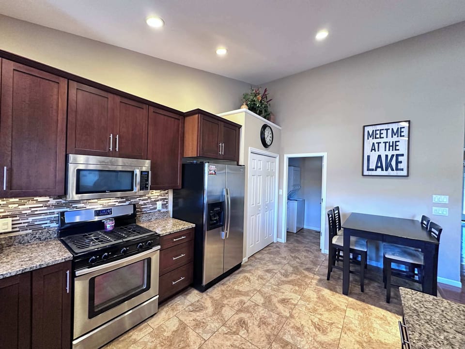 Beatutiful kitchen with dining table for 4 