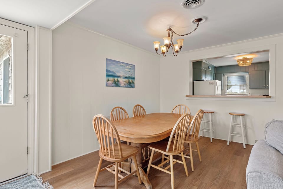 SN1823A: Seafoam Sally | Dining Area