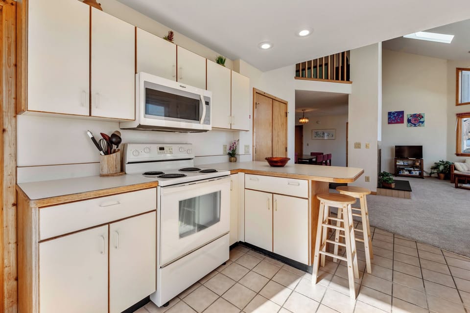 DU703: Chirality | Mid Level Kitchen