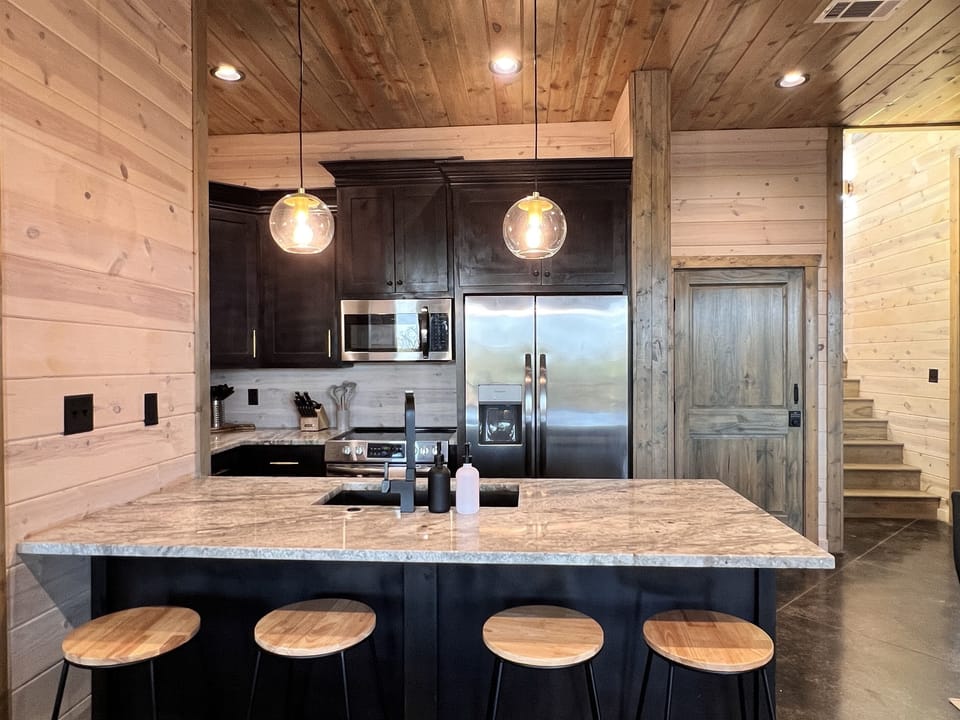 4 additional seats at the kitchen island