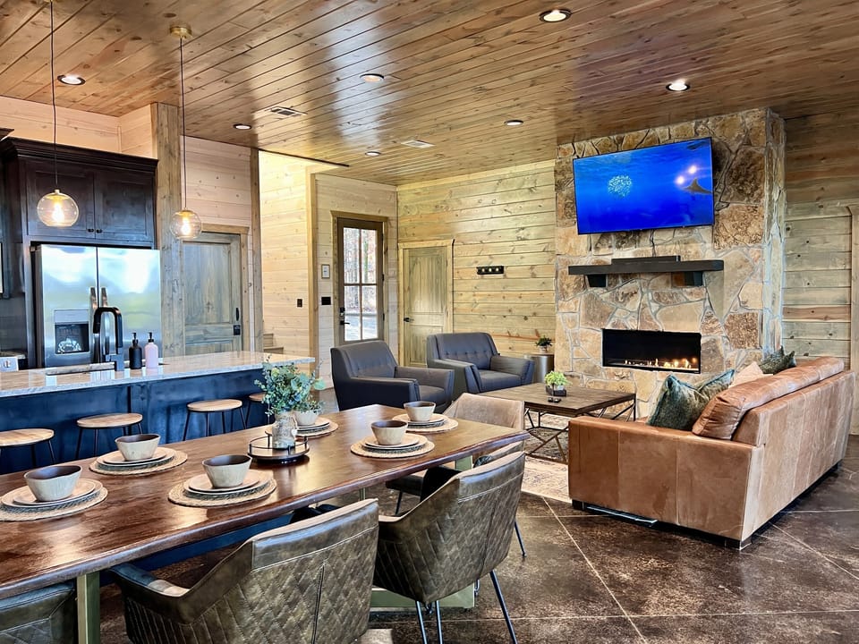 Open living/dining/kitchen great for entertaining.