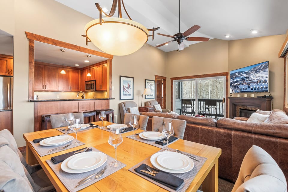 Snow Flower 123 offers a dining table with seating for 6 guests.
