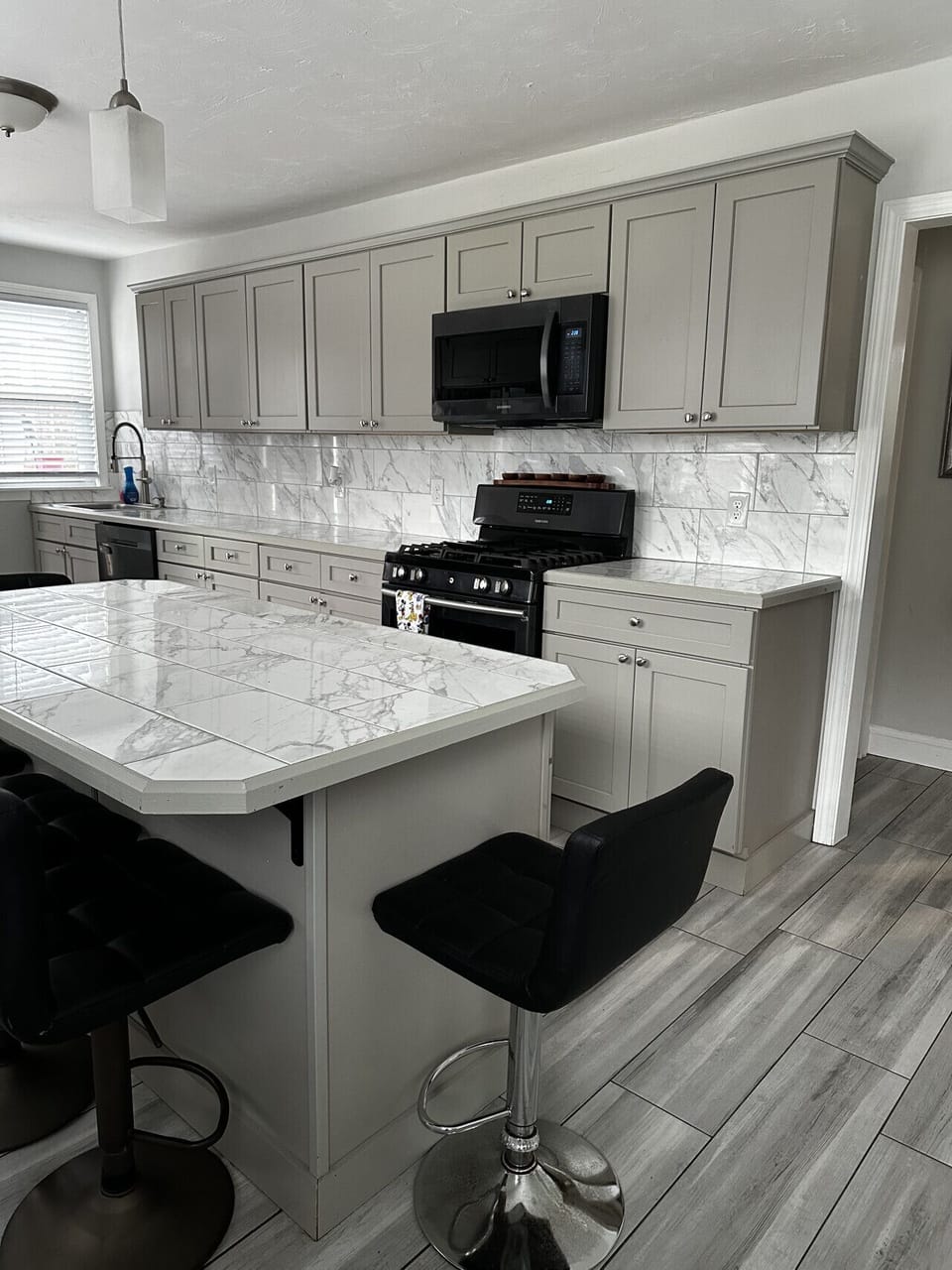 Gorgeous large island & kitchen