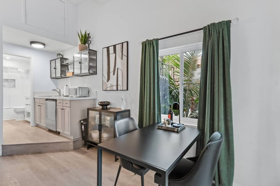 Dining area and kitchenette in the studio