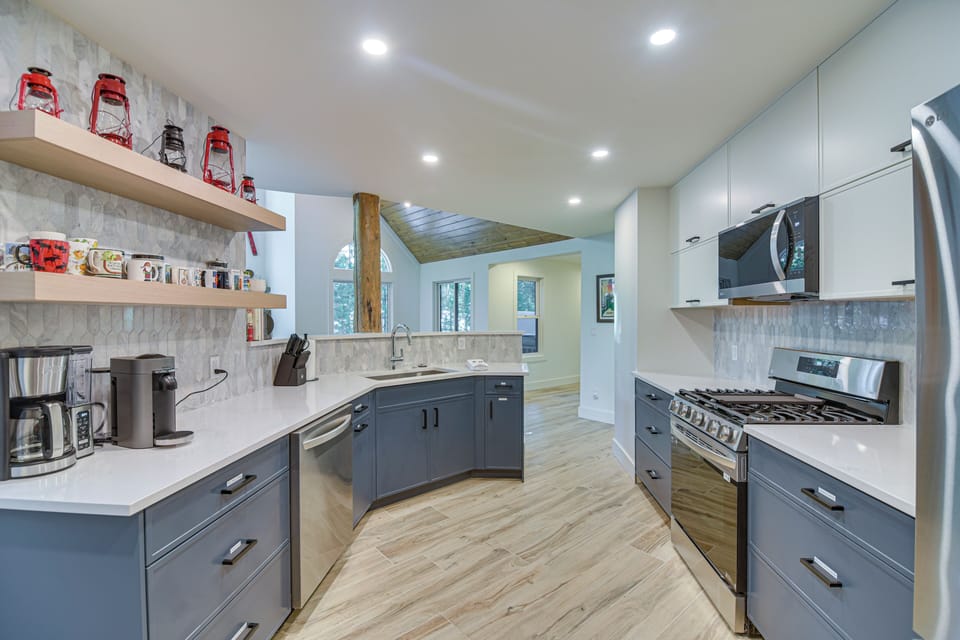 Kitchen | Main Level | Drip & Espresso Coffee Makers | Blender