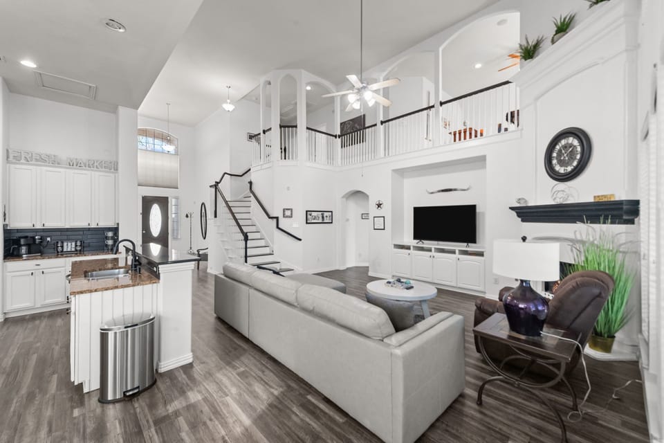 Overview of the living room and high ceiling