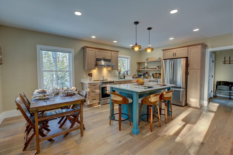 Dining area & kitchen with island seating too.