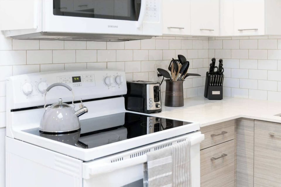 Kitchen Area with Integrated stove, Oven & Microwave
