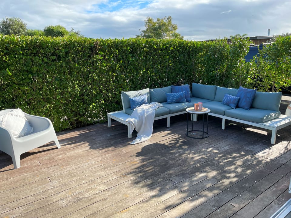 Front deck and outdoor entertaining