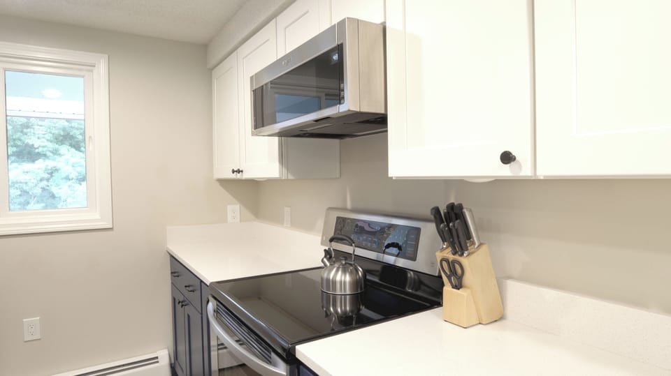 Microwave, stove, and oven for home cooked meals. 