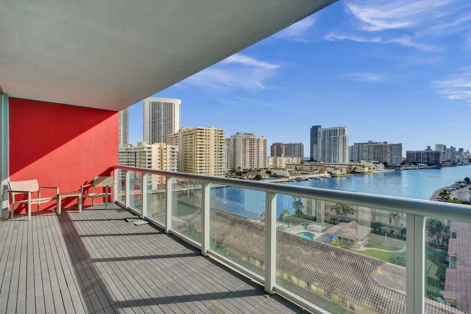 Private balcony 1 with Canal and City views