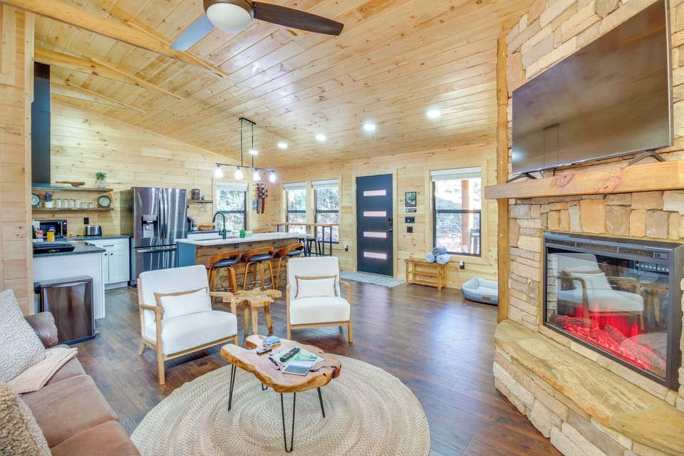 Living Room | 1st Floor | Free WiFi | Central A/C & Heating | Smart TV
