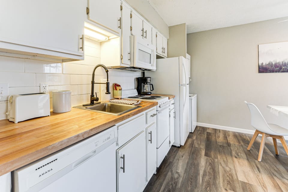 Kitchenette | Washer & Dryer