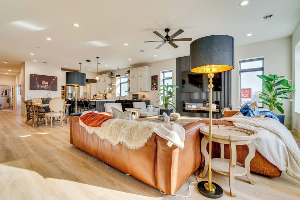 Living Room | Electric Fireplace | Free WiFi | Central A/C & Heating