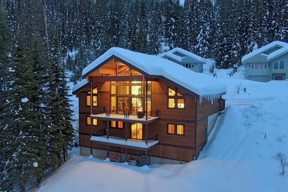 Sandpoint Vacation Rental | 4BR | 3.5BA | 1 Step to Enter | 4,000 Sq Ft