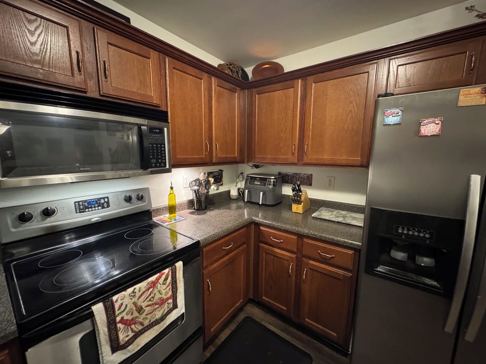 Fully stocked kitchen including dual air fryer.