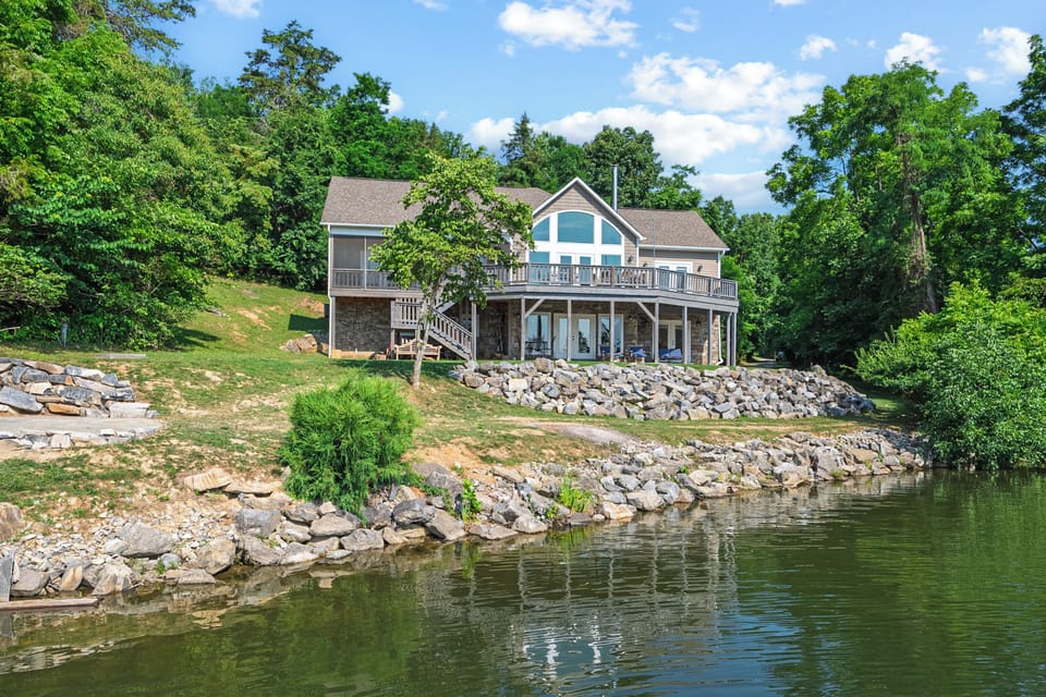 Elegant waterfront house with full glass-front design