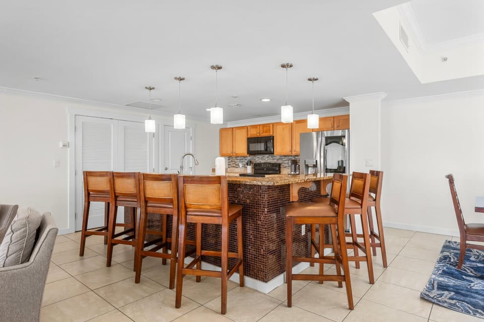 Kitchen with Breakfast Bar