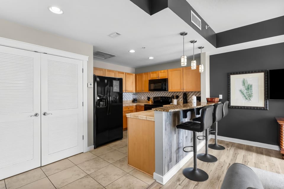 Kitchen with Breakfast Bar