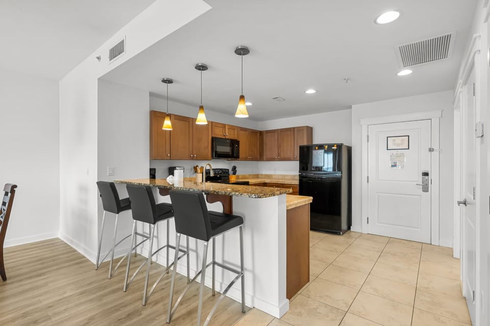 Kitchen with Breakfast Bar
