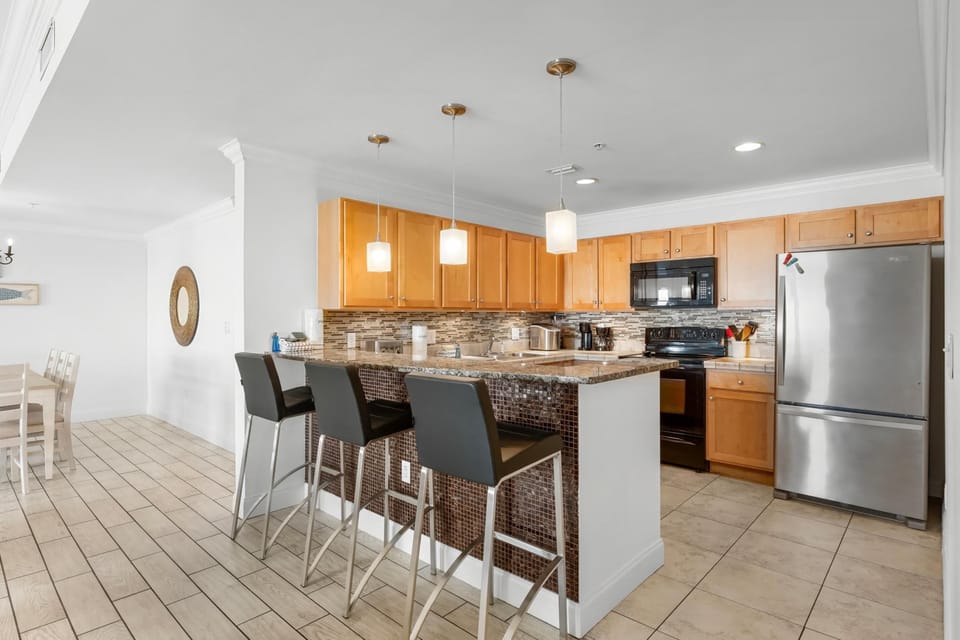 Kitchen with Breakfast Bar