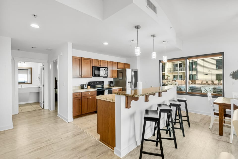 Kitchen with Breakfast Bar