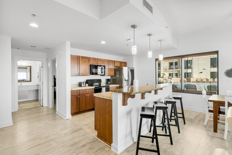 Kitchen with Breakfast Bar