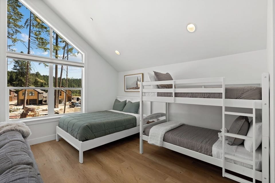 Bedroom 4 - Detached Studio w/ Queen & Two Twins Beds (sleeping 4)