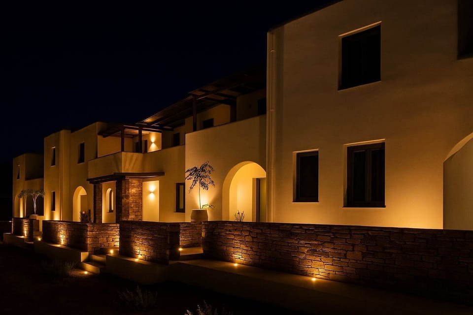 Property Facade – Evening Ambience
Beautiful lighting highlights Cycladic architecture at dusk.