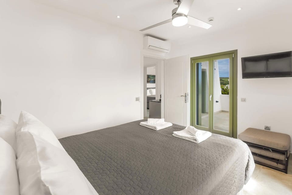 Double Bedroom – Interior with Built-In Wardrobe
Functional yet stylish, with easy access to shared areas and outdoor space.