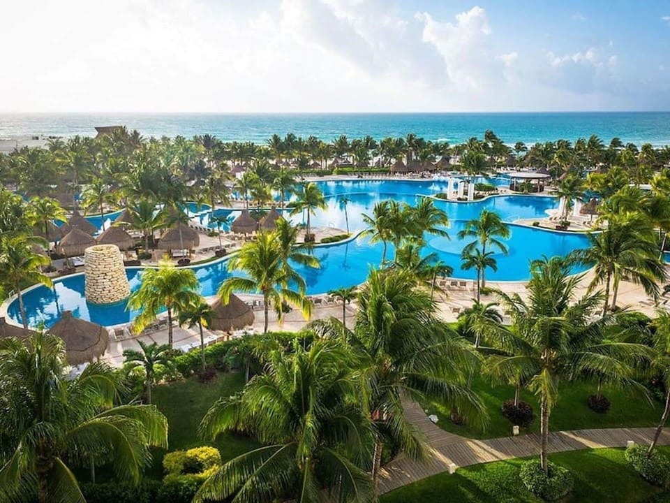 The Bliss pool with bars included