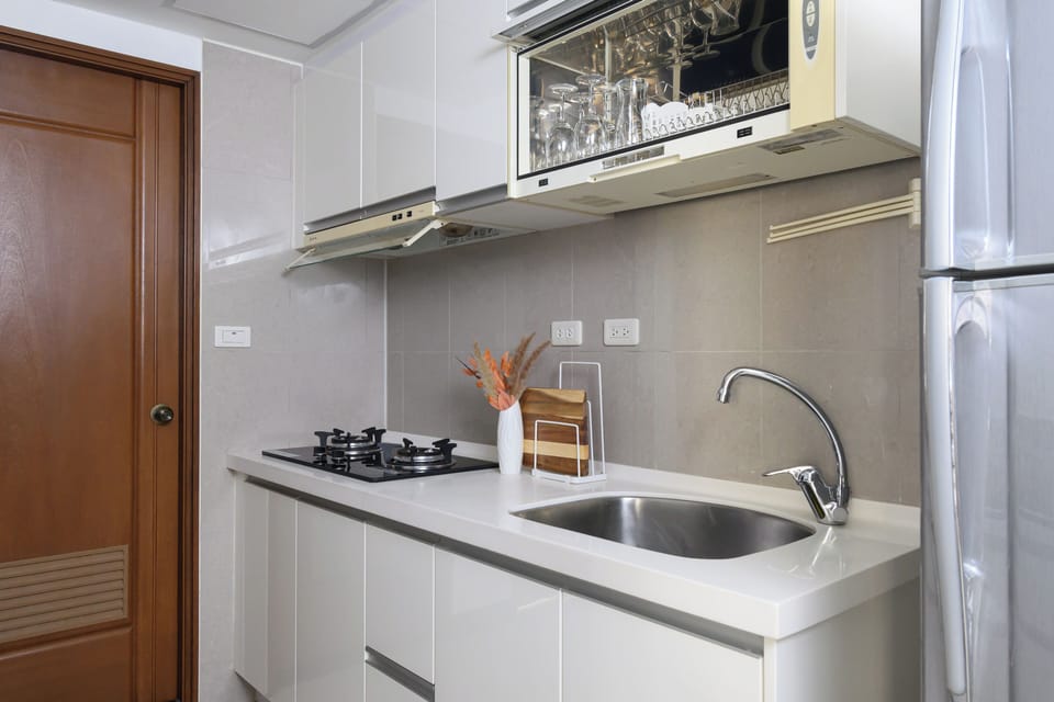 Fully Equipped Kitchen w/ Cooking & Dining Essentials