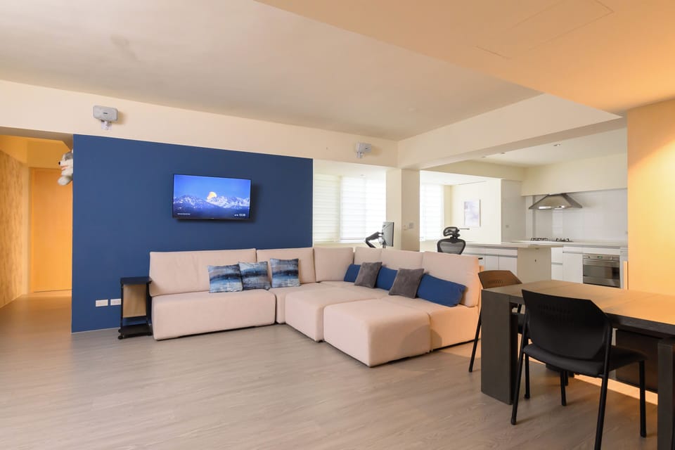 Living Room:
• 70" & 43" Smart TV
• Soundbar system
• Modular Sofa 
• Open Space