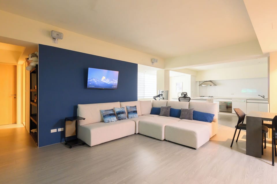 Living Room:
• 70" & 43" Smart TV
• Soundbar system
• Modular Sofa 
• Open Space