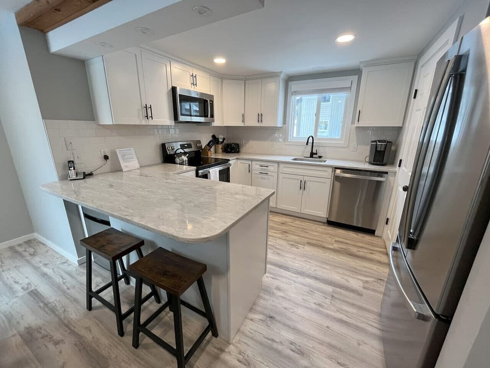 Fully stocked kitchen designed for real cooking — ideal for family breakfasts before first chair or relaxed dinners after the slopes.