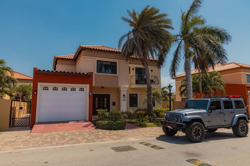 Outside view of Diamante 159