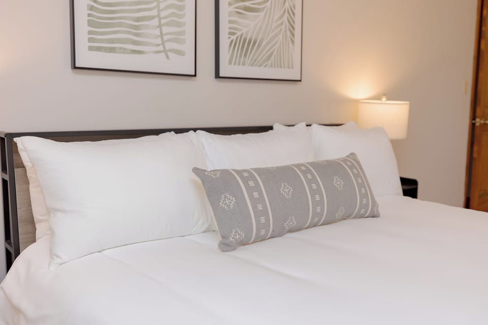 Master Bedroom w/King Bed & TV Streaming