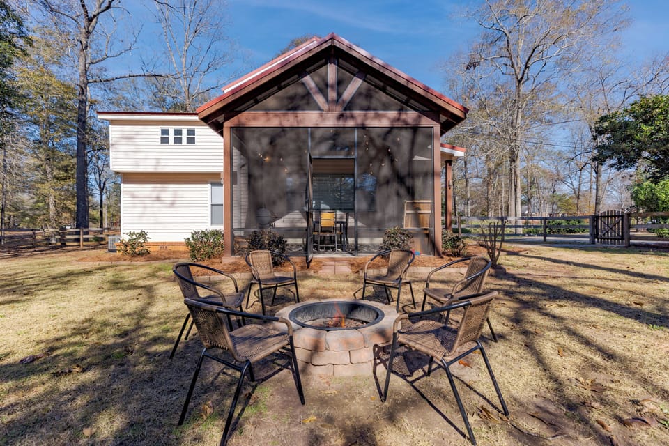 Back Yard w/Fire pit & seating (seats 4)