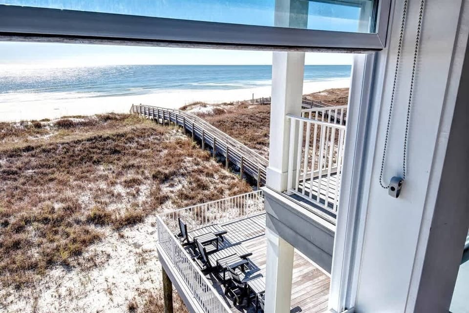 Unwind in this king-size bedroom with beautiful beach views, featuring a single vanity and a tub-shower combination for comfort and convenience.