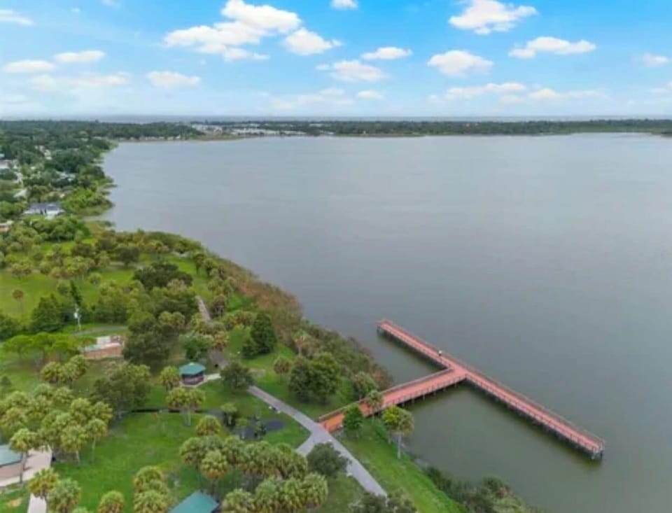 Lake in Dell Holmes Park