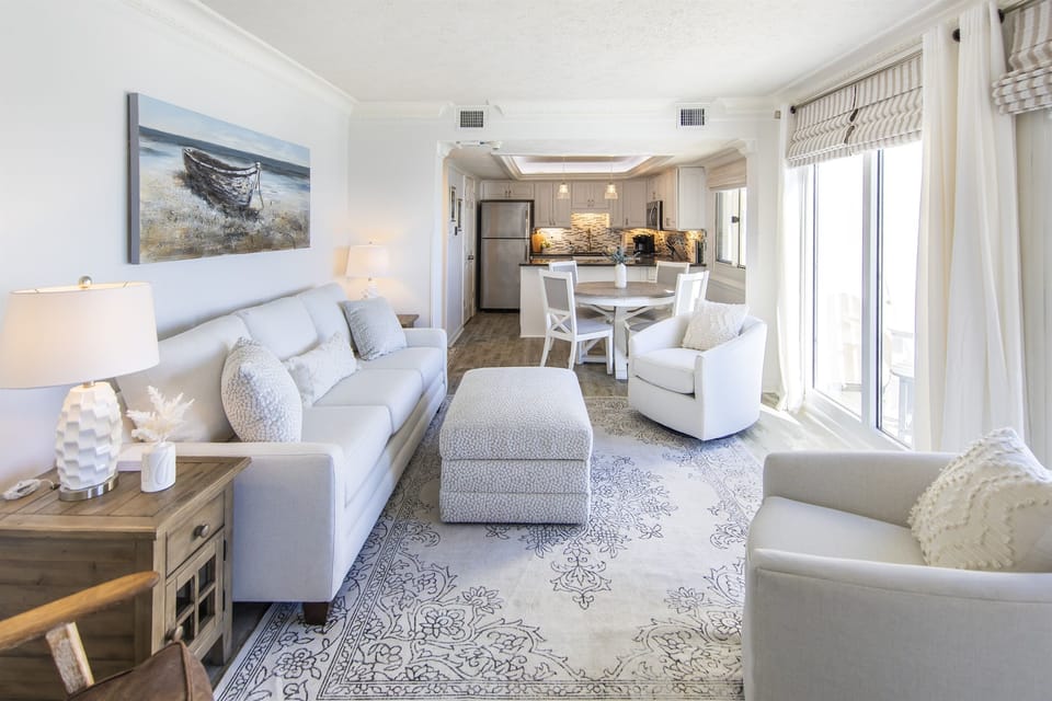 Living Room/Dining Area
