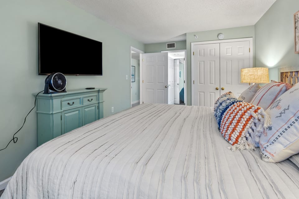 Indoors, Screen, Cushion, Home Decor, TV