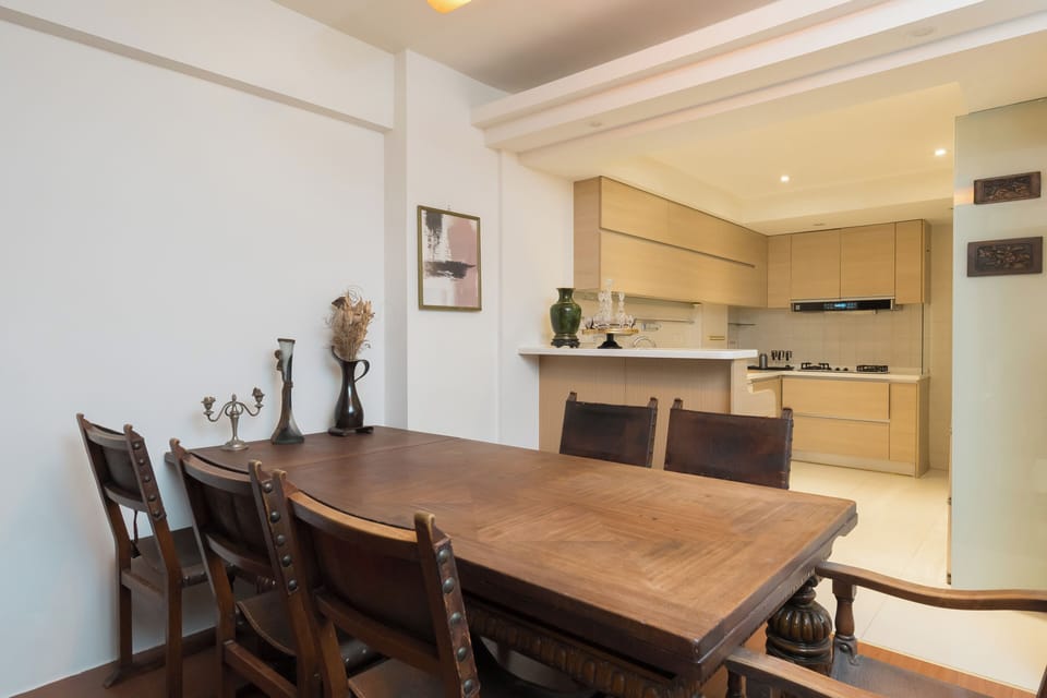 Vintage Dining Area:
• Dining Table 
• Seating for 6
• Open Space 

